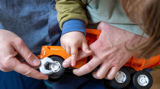 Unter einer Alkoholabhängigkeit leiden nicht nur die Betroffenen, sondern auch ihre Liebsten (Symbolbild).
