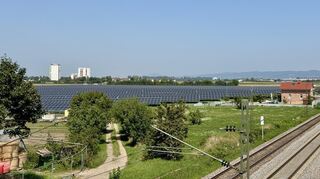 Blick auf den Solarpark in Ladenburg-Neuzeilsheim, nahe der Bahnlinie Heidelberg/Mannheim-Frankfurt. Mehr als 10.000 Module sollen rund sieben Millionen Kilowattstunden Strom pro Jahr produzieren. Die Inbetriebnahme ist bis Ende 2025 vorgesehen.