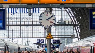 Die Bahn steckt in der Krise - nun soll es einen Wechsel an der Konzernspitze geben. (Archivbild)