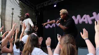 Jonny und Queen Mahoro beim Konzert vor der Alten Feuerwache in Mannheim.