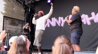 Sänger Jonny und Schwester Queen Mahoro auf der Sommerbühne der Alten Feuerwache in Mannheim.