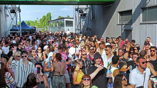 Rund 2100 Gäste haben 2025 das Electric-Horizon-Festival in Plankstadt besucht - und versammeln sich hier vor der Bühne des Floor 2.