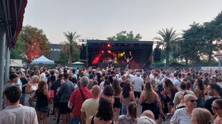 Hier kommt Urlaubsstimmung auf: Vor dem Floor 1 bewegen sich die Besucher zum Takt der Musik.