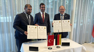 Oberbürgermeister Christian Specht (r.) bei der Vertragsunterzeichnung zur Städtepartnerschaft zwischen Mannheim und Beyoglu zusammen mit dem stellvertretenden Bürgermeister von Beyoglu, Halis Yesilbas (l.) und dem Generalkonsul der Türkei in Karlsruhe, Mahmut Niyazi Sezgin (M.). Beyoglus am Freitag festgenommener Bürgermeister Inan Güney war bei dem Termin im Oktober 2024 verhindert.