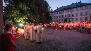 Weihbischof Würtz feierte mit den Pilgern zur Schwarzen Madonna in Leutershausen den abendlichen Gottesdienst und begleitete die Lichterprozession am Schloss vorbei.
