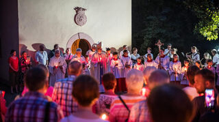 Die Lichterprozession durch den Schlosspark ist ein ganz besonderer Moment der Wallfahrt zur Schwarzen Madonna von Leutershausen.