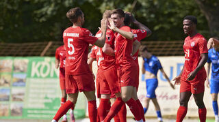 Nach dem 1:0 beglückwünscht Christian Kuhn (links) Torschütze Pasqual Pander. Beim Sieg gegen Ravensburg traf Kuhn dann auch noch zweimal selbst.