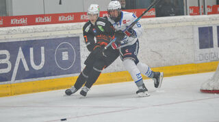 Adler-Kapitän Marc Michaelis (r.) hier im Laufduell mit dem Grazer Jakob Engelhart.