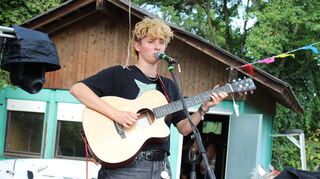 Die Singer/Songwriterin Elaj bei ihrem Auftritt beim Boatstock-Festival im Mannheimer Stadtteil Neckarau.