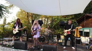 Harte Powerchords schmetterte die Alternative-Rock-Band Dewy Pines mit Sängerin und Gitarristin Ana Shestner.