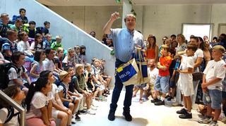 Bürgermeister Volker Scheib hat kleine Präsente für die ABC-Schützen mitgebracht