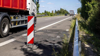 Der Unfall ereignete sich am späten Abend auf der Fahrspur der B9 in Richtung Germersheim. Die 64-Jährige war mit ihrem Wagen entgegen der Fahrtrichtung unterwegs. Der Brandfleck auf dem Asphalt entstand bei einem anderen Unfall.