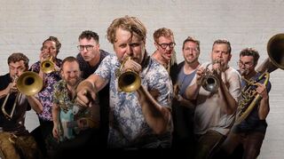 Stefan Dettl (vorn) und LaBrassBanda wollen am 22. August auf der Ladenburger Festwiese eine „Polka Party“ feiern.