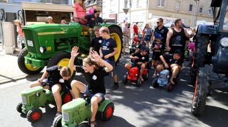 Kleine und große Traktoren fahren auch in diesem Jahr bis zum Stich.
