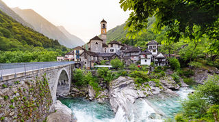 Das Verzasca-Tal: Ein weltweit beliebtes Ausflugsziel, das eine einzigartige Naturkulisse bereithält.