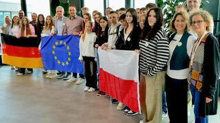 Vertreter der Stadt Viernheim empfangen im Mai eine Schülergruppe aus Mława im neuen Rathaus.