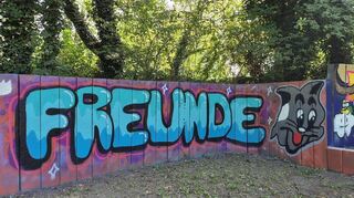 Die Jugendlichen drücken aus, was ihnen wichtig ist: das Wort „Freunde“ in der Schriftart „Bubble“.