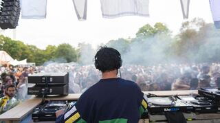DJ-Sets an der Großen Blies: In den vergangenen Jahren feierten junge Menschen in Ludwigshafen Ende August bei elektronischer Musik.