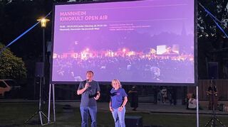 Michael Ackermann von der Film Commission Nordbaden und Quartiermanagerin Jennifer Pohl eröffnen das Programm Kinokult Open Air.
