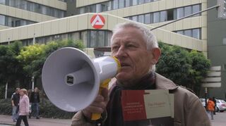 Mit einem Megaphon wollte Pfalzbau Intendant Hansgünther Heyme damals vor der Agentur für Arbeit „Hartz-IV-Empfänger“ gratis in sein Theater locken.
