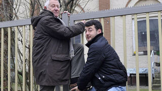 Hansguenther Heyme und Limeik Topchi planten nach seinem Ausscheiden als Intendant des Pfalzbaus das deutsch-bulgarische Theaterprojekt "Der Sturm". Hier stürmen beide 2015 die geplante Spielstätte Kaisergarten in der Neckarstadt-West.