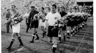 Mit Blumensträußen für die Zuschauer betraten die Mannschaften am 21. August 1955 den Rasen im Dynamo-Stadion. Die Sowjetunion mit Kapitän Igor Netto an der Spitze, die deutsche Elf angeführt von Fritz Walter.