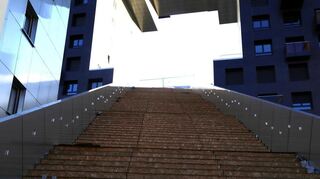 Die große Treppe, die in das „O“-Hochhaus hineinführt.