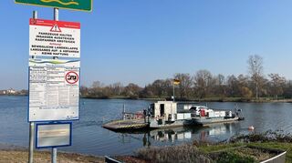 Die Fähre der Gemeinde Edingen-Neckarhausen legt ab Richtung Ladenburg.