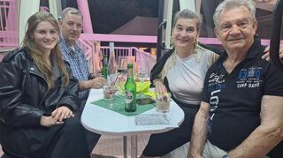 Sabine (rechts) feiert mit ihrem Mann (links) und ihrem Vater sowie Tochter Annika.
