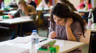 Um den Druck zu nehmen, sollen Hausaufgabenüberprüfungen in Rheinland-Pfalz ab diesem Schuljahr vorher angekündigt werden. (Symbolbild)