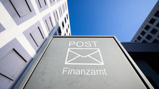 In Kassel nimmt die Steuererklärung derzeit nicht den üblichen, sondern den umgekehrten Weg: Steuerpflichtige bekommen sie per Post vom Finanzamt zugeschickt (Symbolbild).