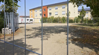 Ein Teil des Parkplatzes an der Riedhalle wurde mit Bauzäunen abgetrennt - als Pausenhof für die Hälfte der Grundschüler.
