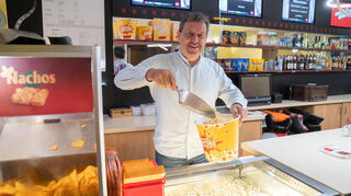 Alfred Speiser an der Popcorn-Ausgabe seines Weinheimer Kinos Modernes Theater.