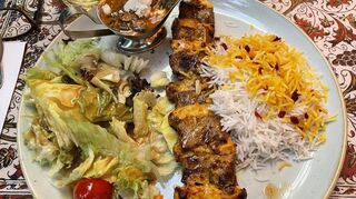 Bakhtiari Shomali heißt das Gericht mit Grillspieß, gebratenem Spinat, Ingwer, Knoblauch und Pilzen an einer Schafskäse-Sauce.