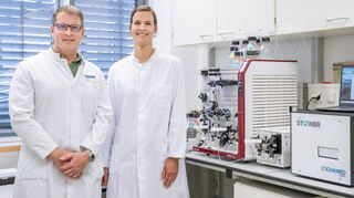 Patrick Most und Julia Ritterhoff vor dem neuen Equipment der experimentellen Produktionseinheit für Gentherapien des Herzens, deren Aufbau und Betrieb von der Dietmar Hopp Stiftung mit 1,2 Millionen Euro gefördert wird.