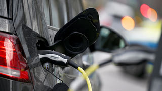 Ein Elektroauto ist in der Anschaffung teurer, fährt dann laut Experten aber mit geringeren Kosten pro Kilometer.