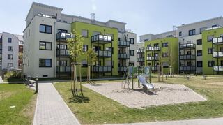 Nur 6,40 Euro Kaltmiete pro Quadratmeter in einem Neubau: Dank öffentlicher Fördergelder der ISB-Bank kann das Wohnungsunternehmen GAG in Ruchheim im Erfurter Ring günstige Mieten anbieten.