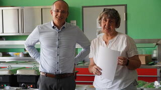 Schulleiter Tobias Gloor verabschiedet die langjährige Studienleiterin in den Ruhestand.