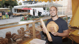 Jonathan Müller mit seinem Stand „Locke’s“ dabei. Früher hatte er Rastalocken, darauf verweist der Name.