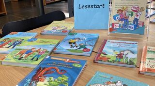 Unter dem Motto „Lesen macht Schule“ bietet der Büchertisch in der Stadtbibliothek viele Bücher für kleine Leseanfänger.