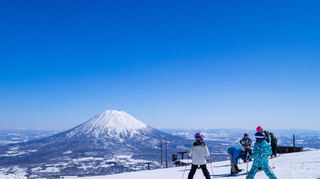Pulverschnee, perfekte Bedingungen, unvergessliche Ausblicke: Japan als Wintertraum für jeden Skifahrer.