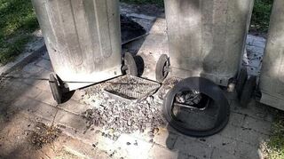 Es wurden Tonnen aufgestellt, Grillkohle wurde drumherum drapiert. An einer anderen Stelle stehen sogar Tonnen auf der Grillkohle.