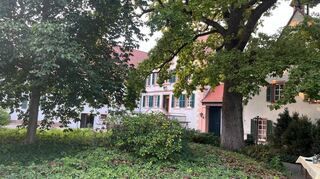 Ein Ort der Gastlichkeit inmitten einer parkähnlichen Anlage: Das Traditionshaus Rehhütte auf dem Limburger Hof.