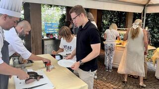 Grillsaison im Pavillon des Parks: Die Gäste genießen Spezialitäten vom Rind, Lachs, Garnelen und Vegetarisches.