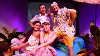 Melodi Yurtsever (von links) David Lison, Michelle Tafelmayer und Denis Bode bei der Premiere von „ABBA nur mit dir!" im Mannheimer Oststadttheater.