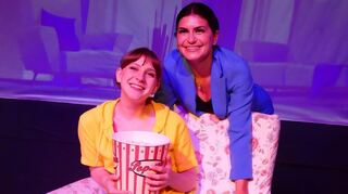 Alina (Michelle Tafelmayer, links) träumt vom großen Liebesfilm, Schwester Clara (Melodi Yurtsever) von der inneren Ruhe. Gemeinsam in Urlaub fahren sie dennoch …