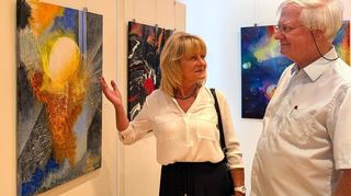 Gefühle auf der Leinwand: Stefanie Gutting mit Laudator Nikolaus Meyer vor ihrem Bild „Genesis 1“.