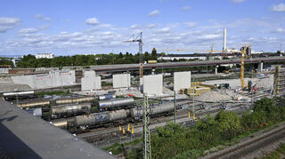 Die neue Westbrücke über die Bahnanlagen nördlich des Ludwigshafener Hauptbahnhofs nimmt allmählich Form an. Einige Pfeiler sind bereits errichtet.