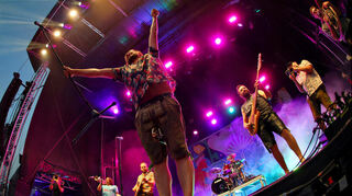 Lebensfreude pur in Ladenburg: LaBrassBanda um Sänger Stefan Dettl begeistern auf der Festwiese.