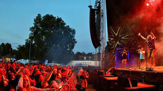 Die Kulisse rund um den Ladenburger Wasserturm inspiriert LaBrassBanda spürbar.